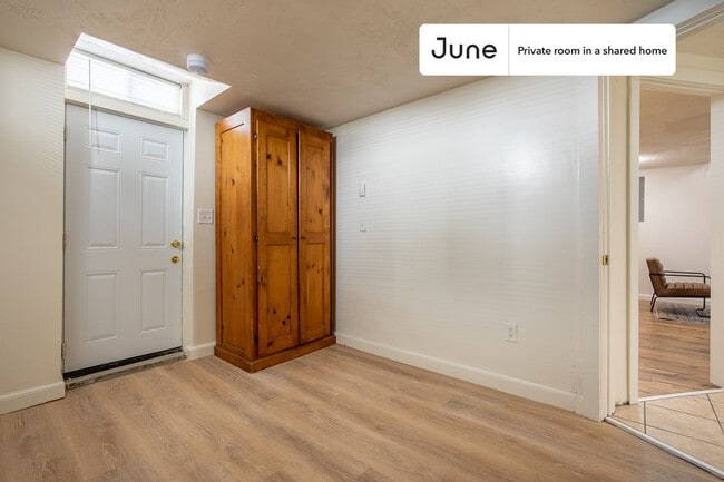 Building Photo - Room in Shared 5 bed/2 bath home