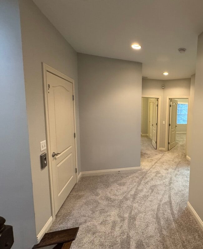 Building Photo - 512 S Grand Ave