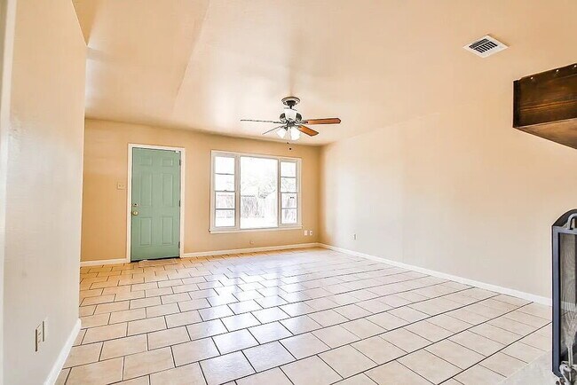 Building Photo - Come check out this great 3 bedroom 2 bathroom house located near Texas Tech!  Half Off First Mon...