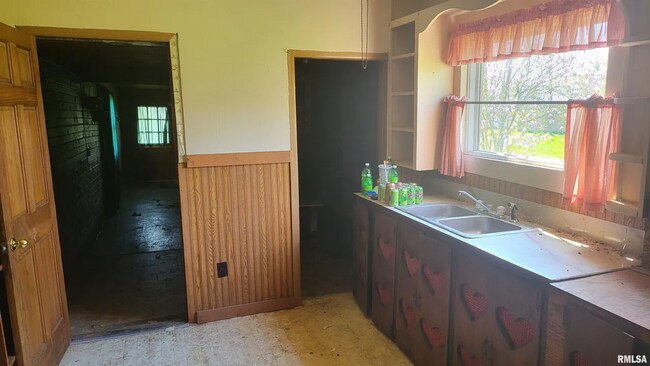 Building Photo - RICHVIEW, IL - Wood Sided Bungalow with garden shed, new roof and minutes to I-64  - $699 MONTH /...