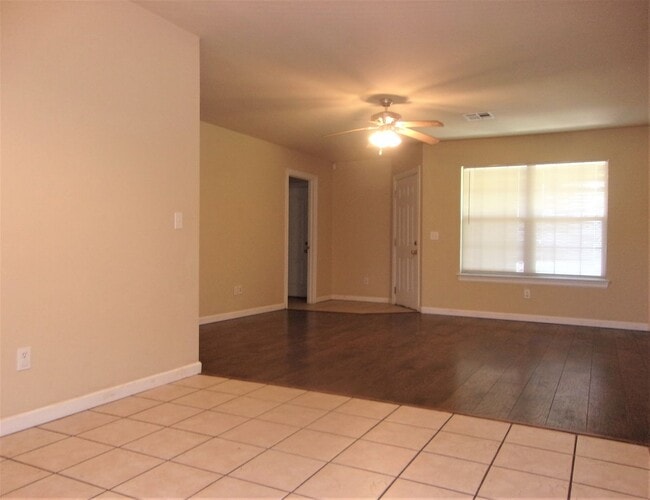Building Photo - 3 BED 2 BATH 2 CAR GARAGE HOME- NW OKC