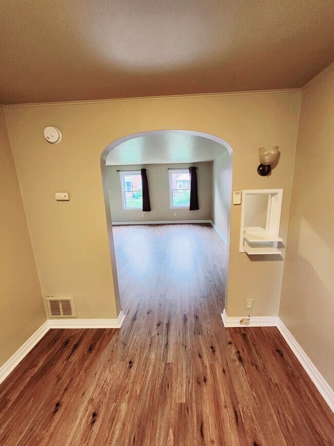 Building Photo - Recently Renovated 3 Bedroom in Harrisburg!