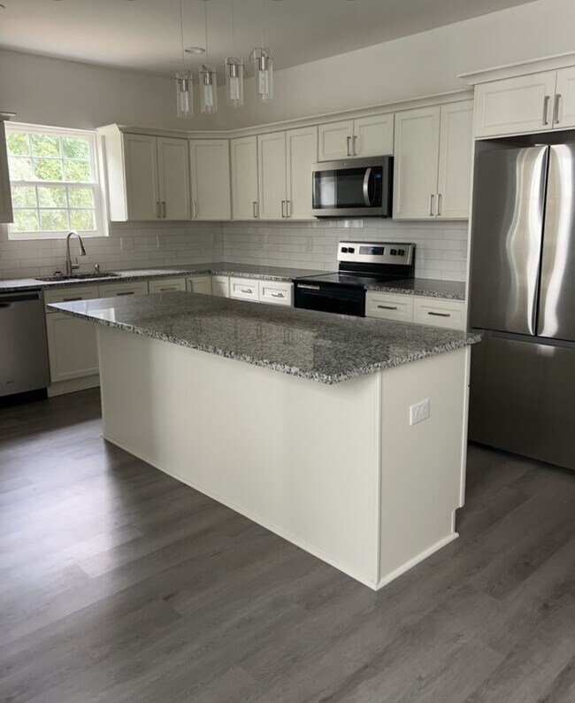 Building Photo - Modern Charm Meets Classic Comfort in This...
