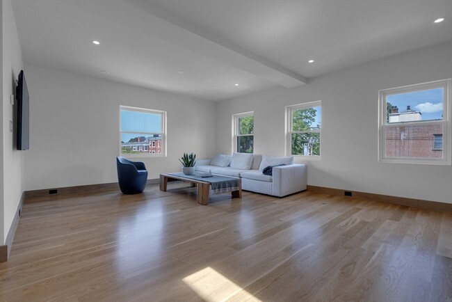 Building Photo - 344 Tappan St