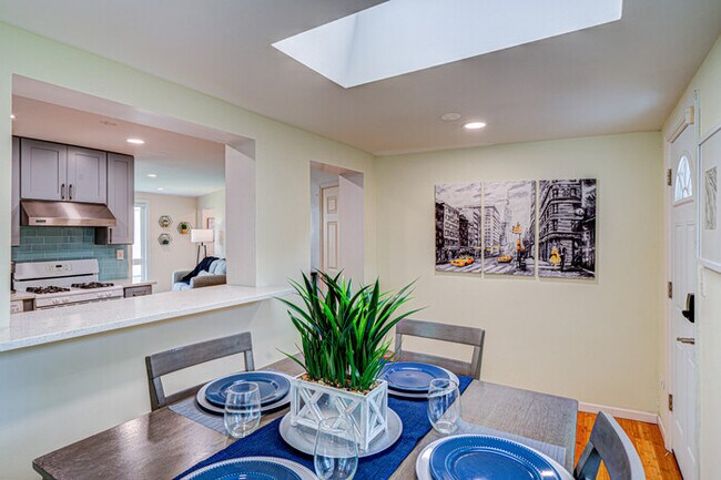 Building Photo - Cozy Home Sleeps 10 Lombard Chicago Suburb