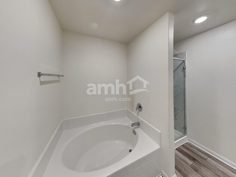 Building Photo - 1102 Treeta Trail