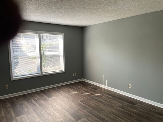 Building Photo - Cozy Townhome