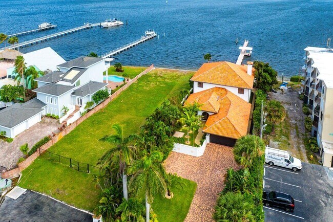 Building Photo - 1 18th Ave S