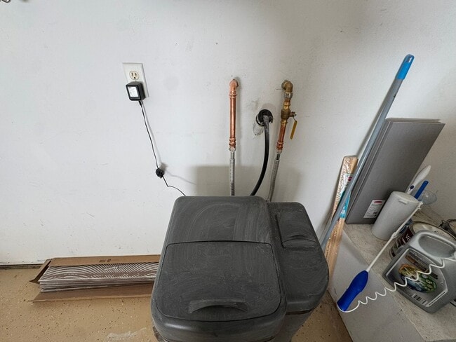 Building Photo - 3BR,2BS Custom home w/3 Car-Boat Deep Garage-Target shopping area