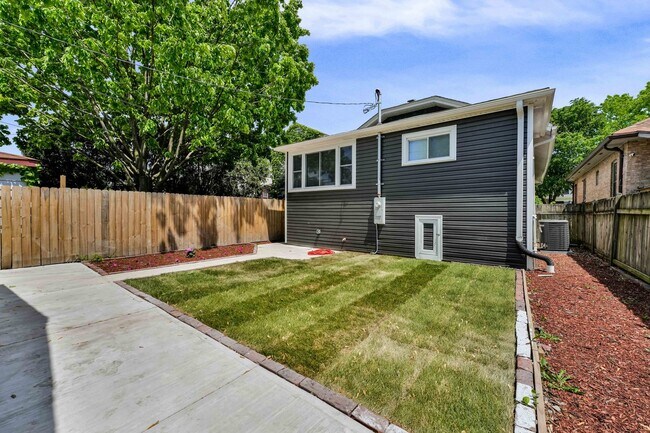 Building Photo - 1115 N Taylor Ave
