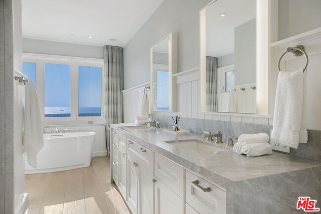 Building Photo - 1347 Palisades Beach Rd