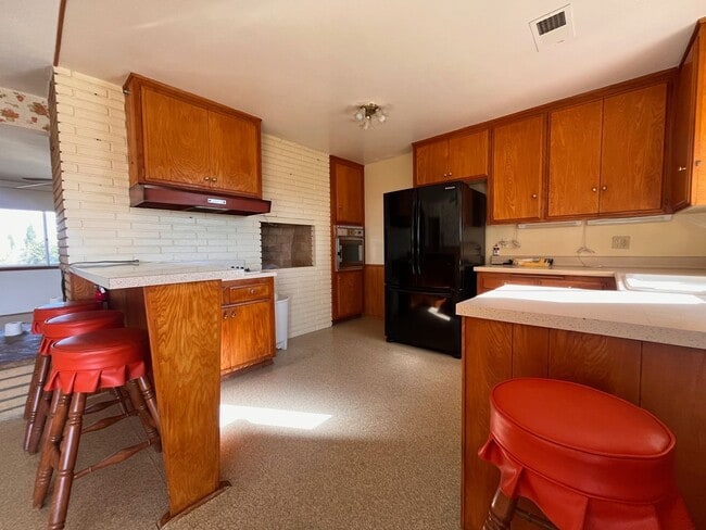 Building Photo - Spectacular Retro Home in a Rural Setting with Views and Space