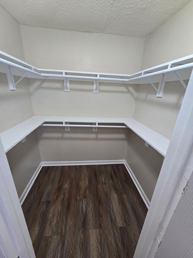 Building Photo - Newly Renovated 3 Bedroom 2.5 bathroom Townhouse