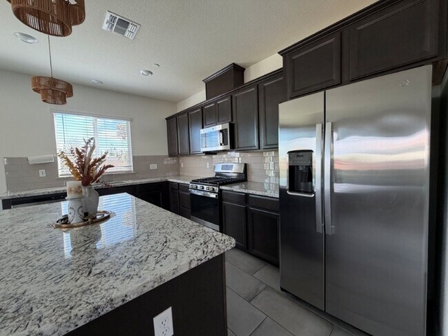 Building Photo - Newer 4 Bed / 2.5 Bath Home in Spring Lake | Owned Solar | Prime Location