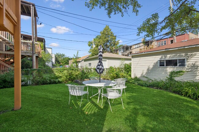 Building Photo - 2614 W Lunt Ave