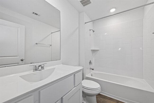 Building Photo - 3030 Lake Crest Dr