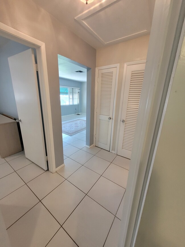 Building Photo - 1829 Towhee Ln