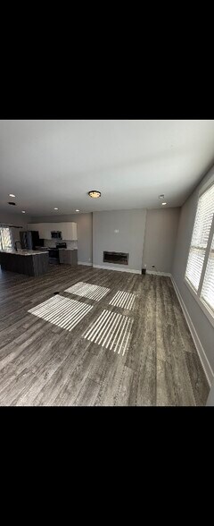 Building Photo - 420 Breezewood Dr