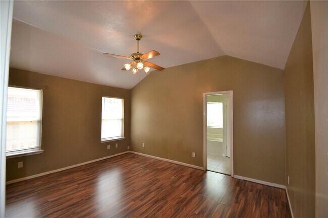 Building Photo - 2818 Russett Pl W