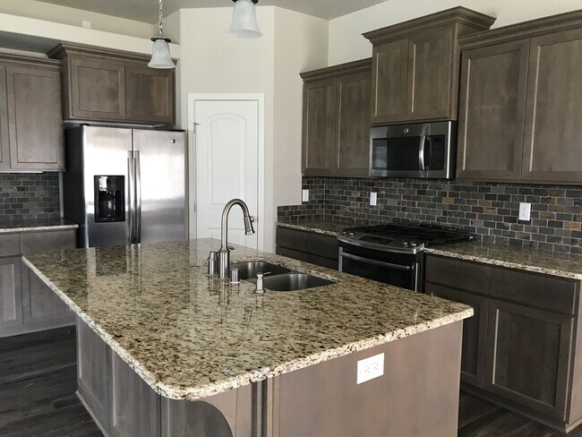 Building Photo - Beautiful Three Bedroom In Kennewick - Move in Ready!!