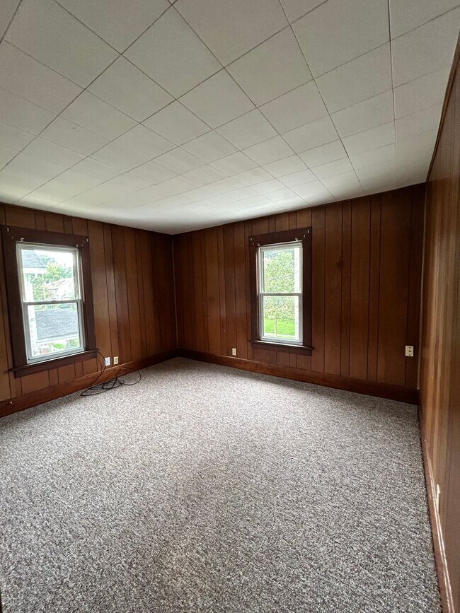 Building Photo - 212 Mohican Ave