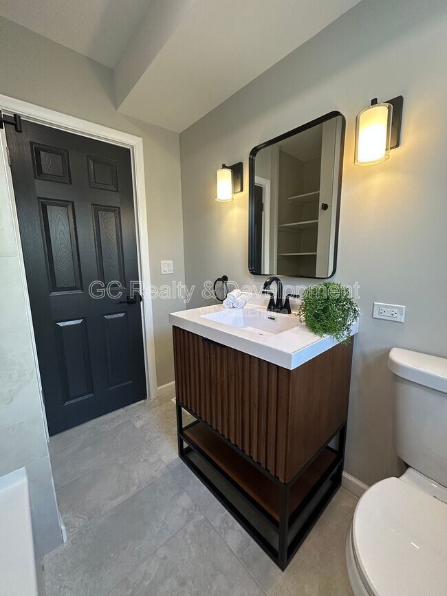 Building Photo - 3303 Division St