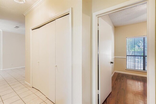 Building Photo - 708 Graham Pl