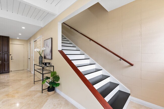 Building Photo - Kahala Tropic Gardens 2 bed 1.5 bath Fully Remodeled Condo