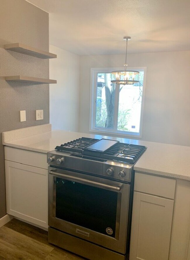 Building Photo - Inviting 2BR Gem with Balcony Views in For...