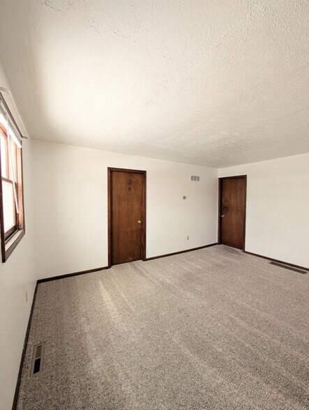 Living room - 591 N Lincoln Ave