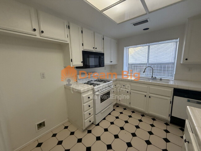 Building Photo - 1585 Stoneykirk Dr