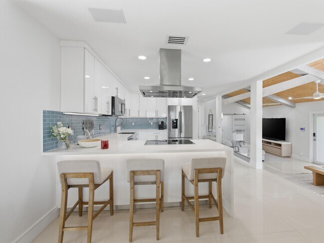 Building Photo - 2210 NE 3rd Ave