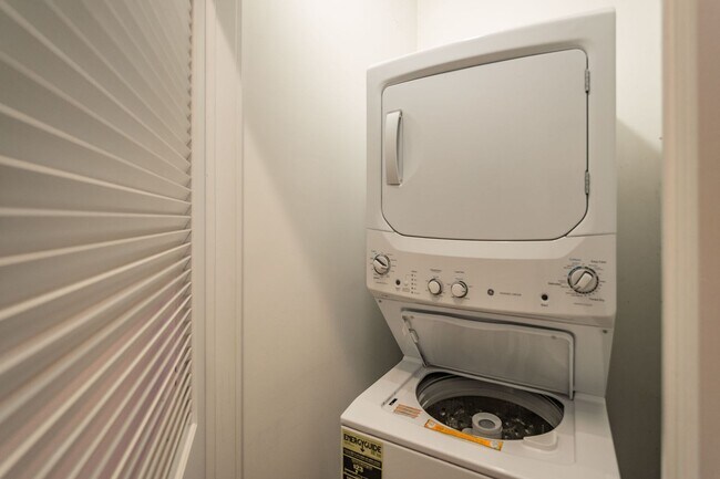 Building Photo - 1642 N Marshall St