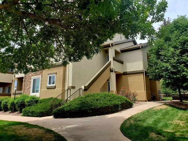 Building Photo - Updated 3 bedroom townhome with easy access to Powers Corridor!