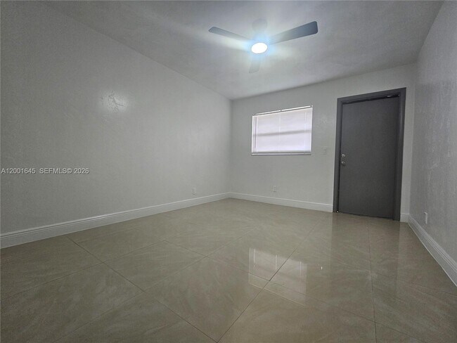 Building Photo - 700 NE 46th Ct