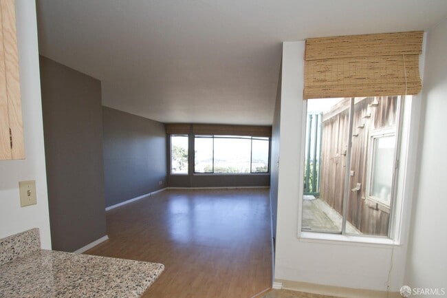 Building Photo - 184 Portola Dr