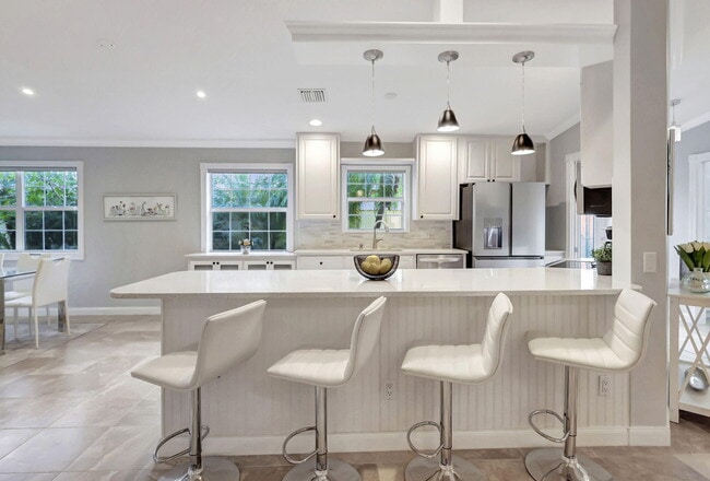 Building Photo - 11361 SW Pembroke Dr