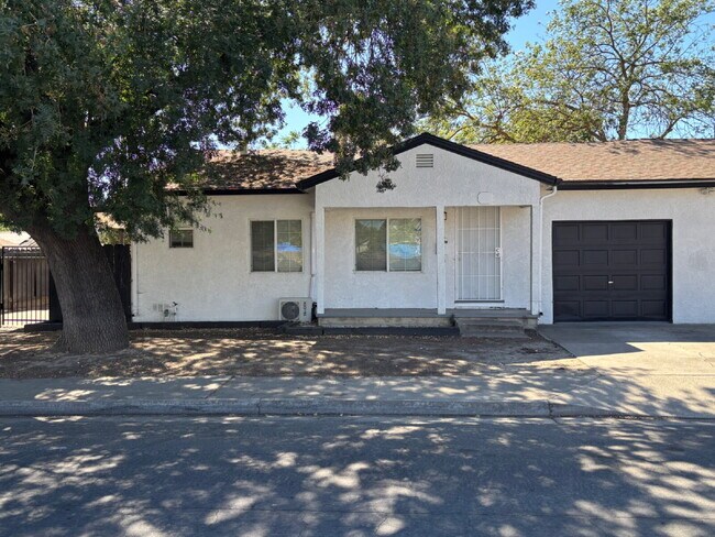 Building Photo - Newly remodeled 2 bedroom duplex for $1900