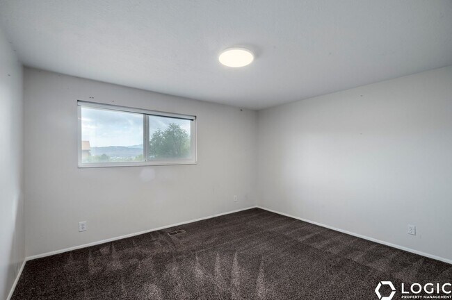 Building Photo - 12055 Cinnamon Ridge Rd