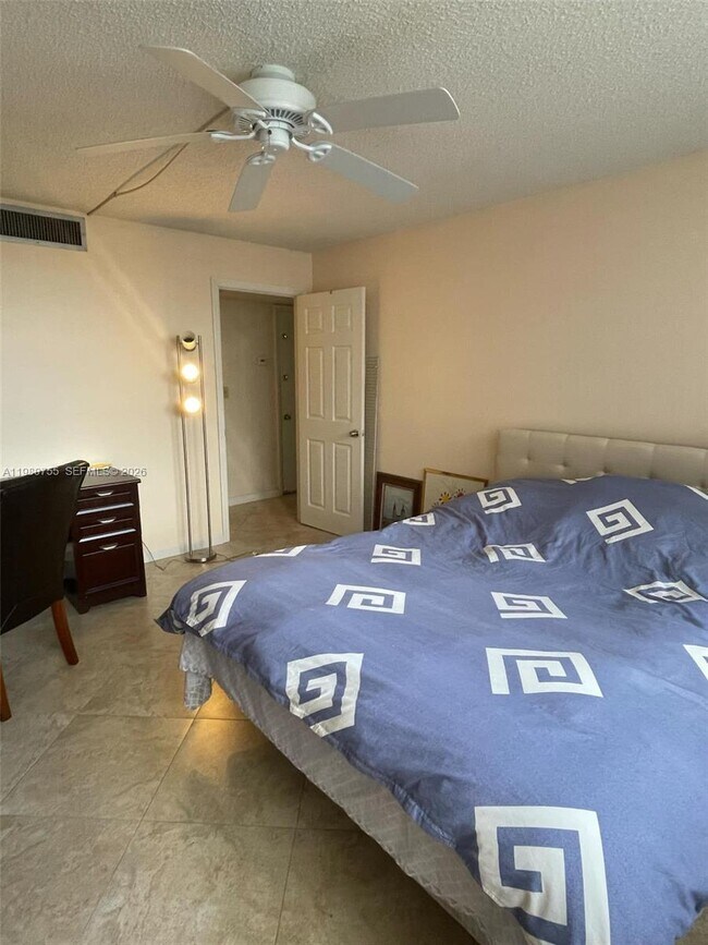 Building Photo - 3161 S Ocean Dr