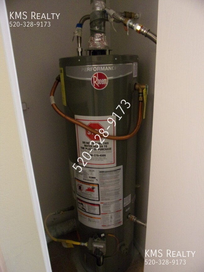 Building Photo - 702 S Pantano Rd