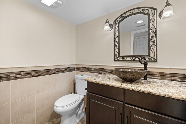 Building Photo - 5 Bedroom 5.5 Bathroom Pool Home in Encino