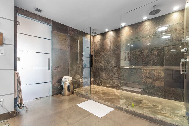 Building Photo - 715 Bayshore Dr