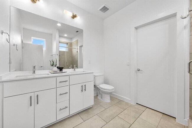 Building Photo - 3600 Clary Wy