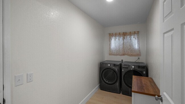 Building Photo - 3 Bedroom Home in Vacaville