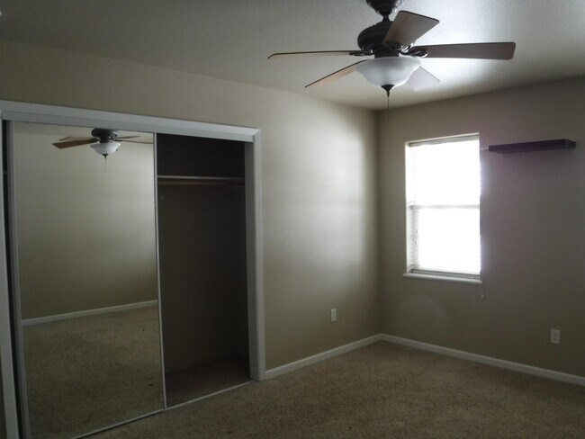 Building Photo - 441 Country Club Ln