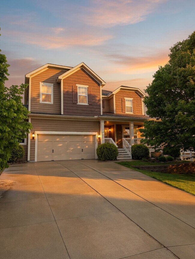 Building Photo - Beautiful 5bed 4bath Home, Nestled in a Prime Plymouth Neighborhood
