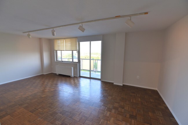 Living and dining area - 1 E University Pkwy