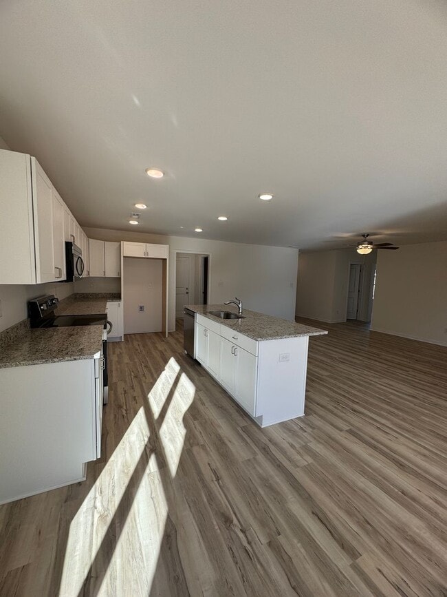 Building Photo - 4 Bedrooms! 1st Month's Rent Free!!