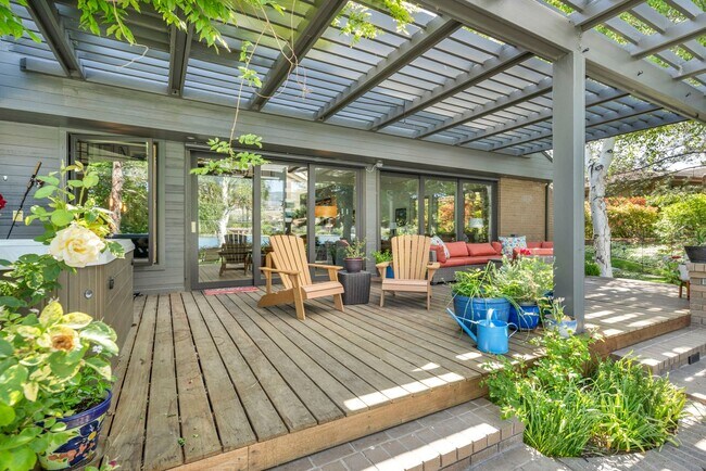 Building Photo - LAKEFRONT LUXURY ON LAKE STANLEY | FULLY FURNISHED + UTILITIES INCLUDED IN GUARDED LAKERIDGE SHORES